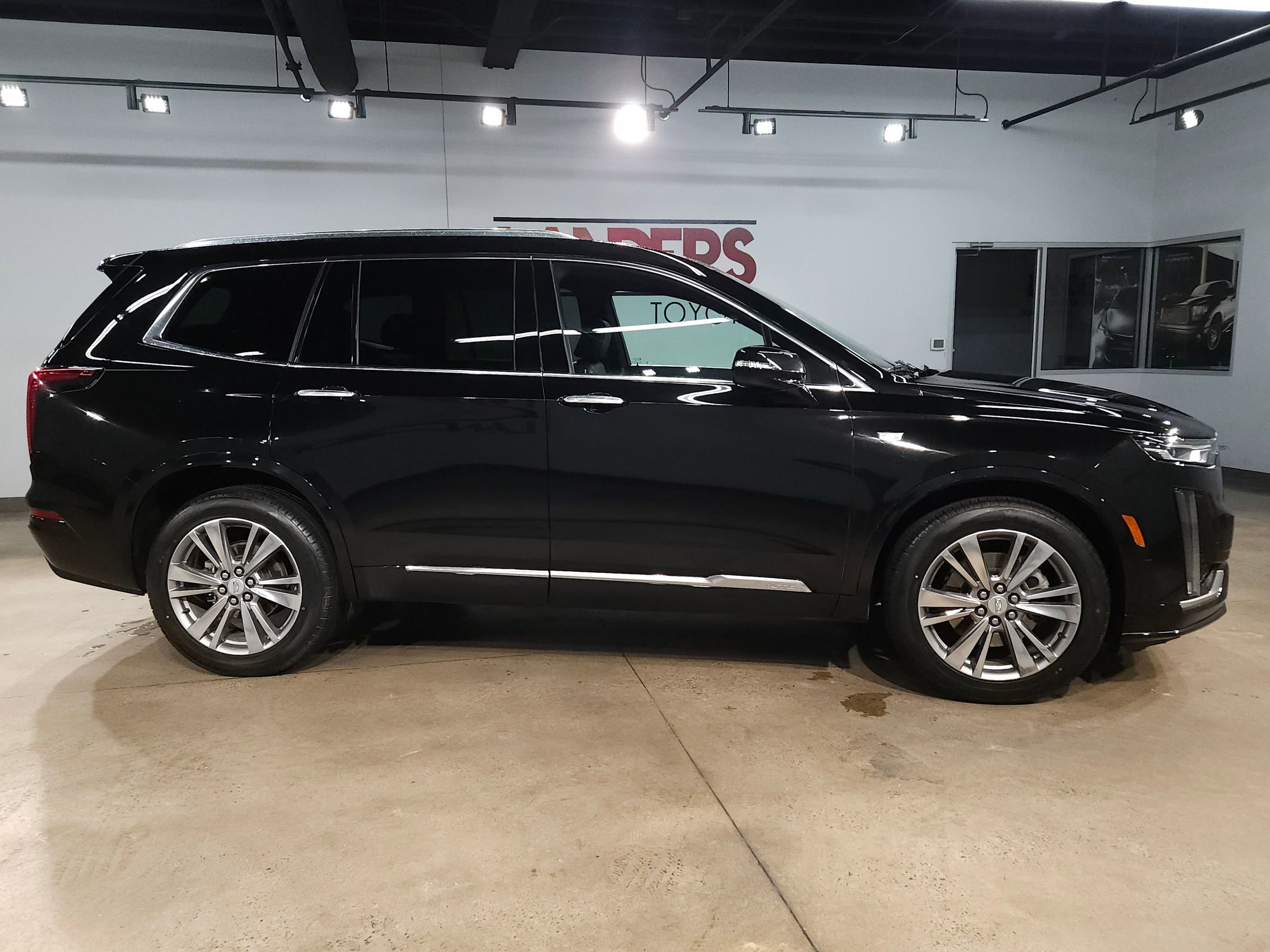 Used 2024 Cadillac XT6 Premium Luxury image 8