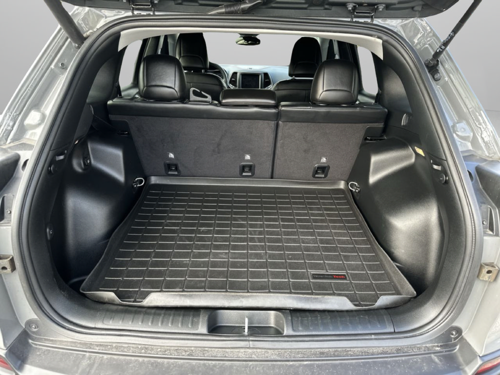 Used 2023 Jeep Cherokee Trailhawk w/ Trailer Tow Group AWD/4WD image 32