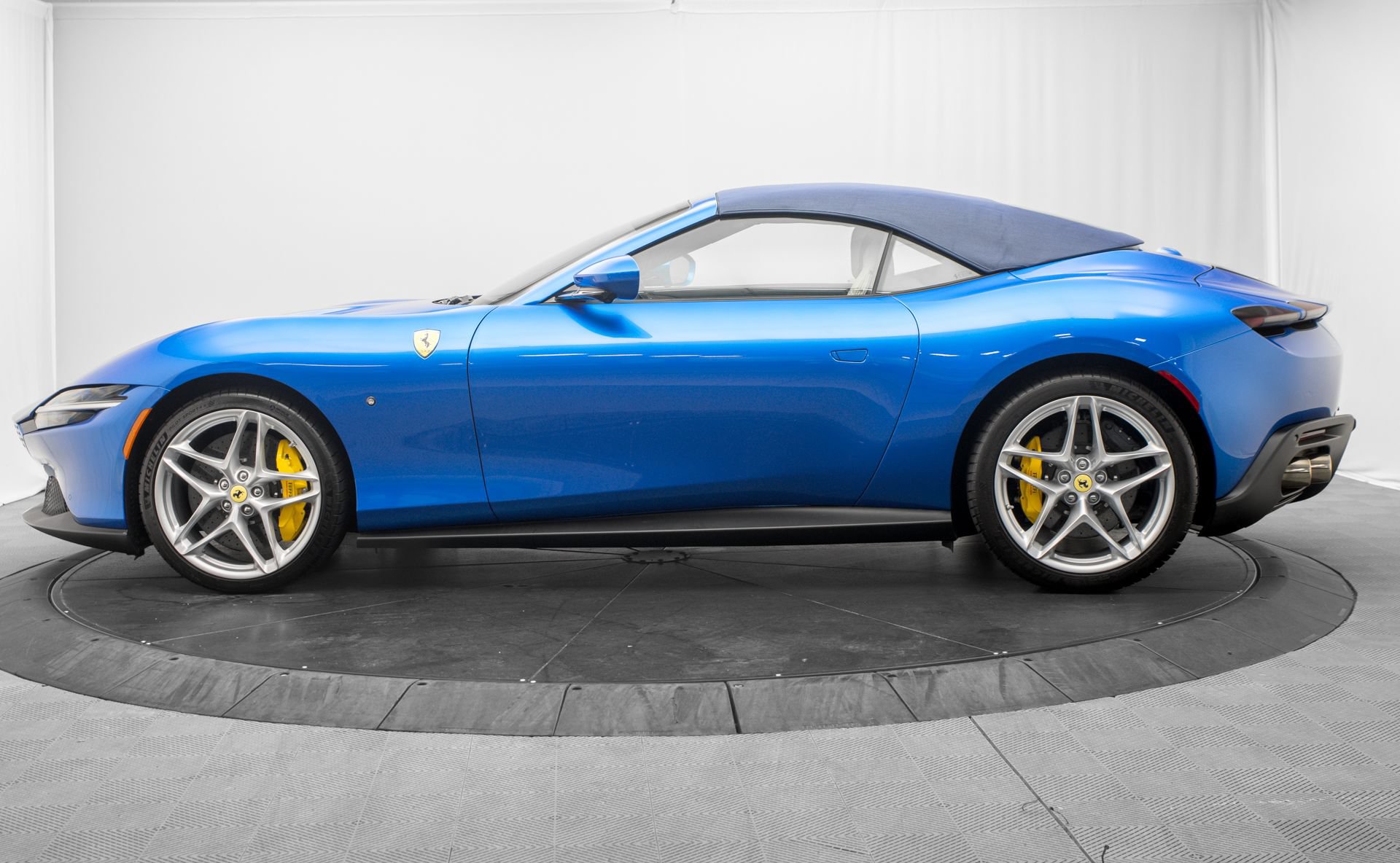 Used 2026 Ferrari Roma Spider RWD image 12