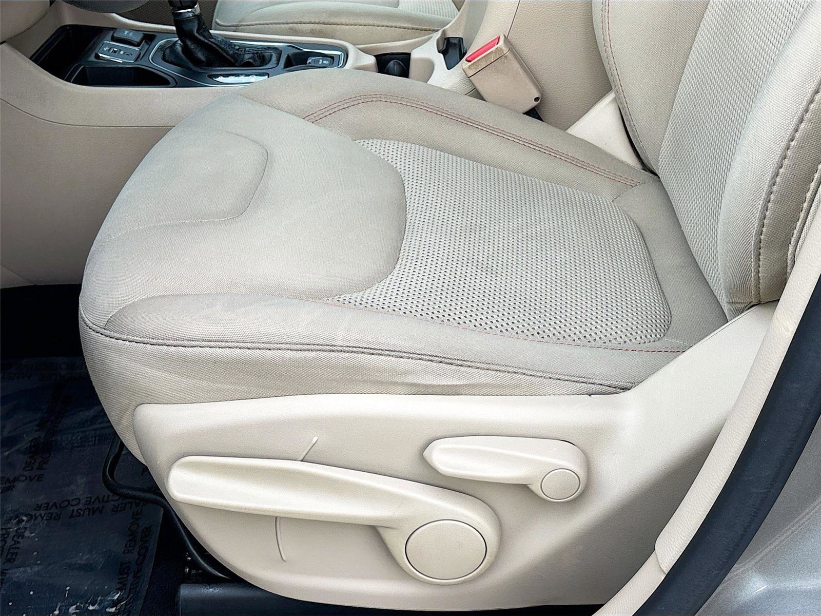 Used 2019 Jeep Cherokee Latitude w/ Popular Appearance Group image 19