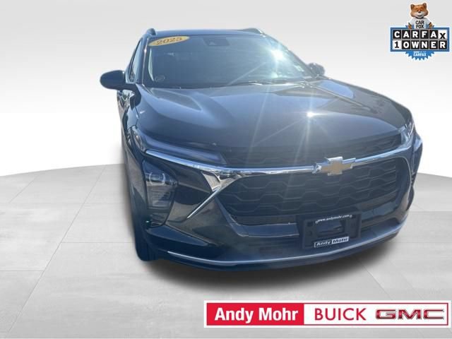 Used 2025 Chevrolet Trax LT w/ Driver Confidence Package FWD image 3