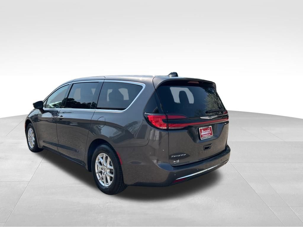 Used 2023 Chrysler Pacifica Touring-L image 3