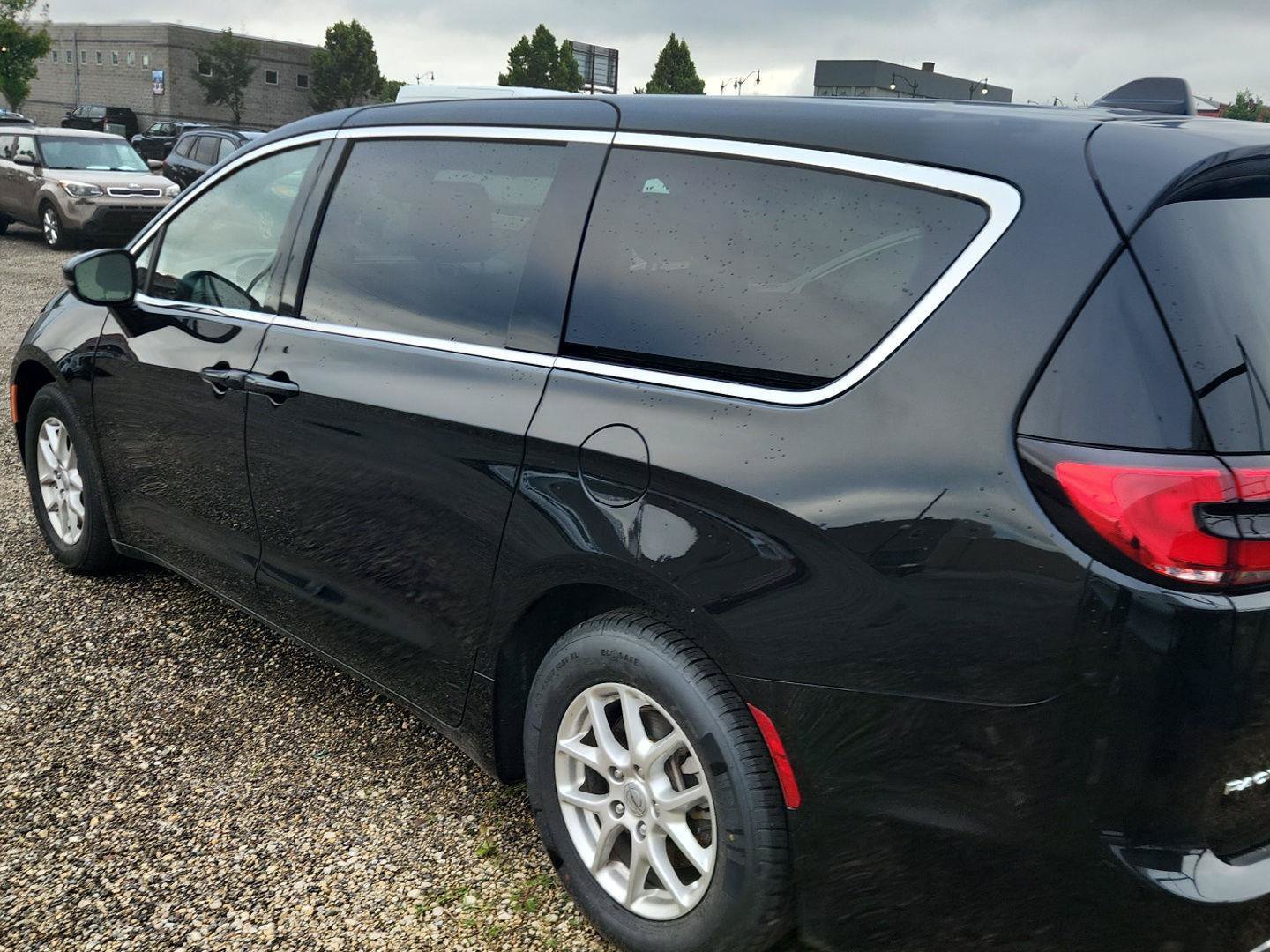 Used 2025 Chrysler Pacifica Select FWD image 5
