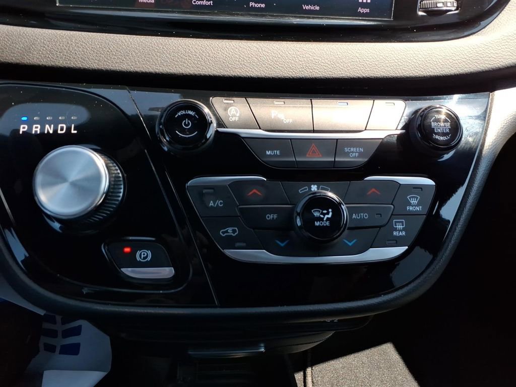 Used 2025 Chrysler Pacifica Select image 14