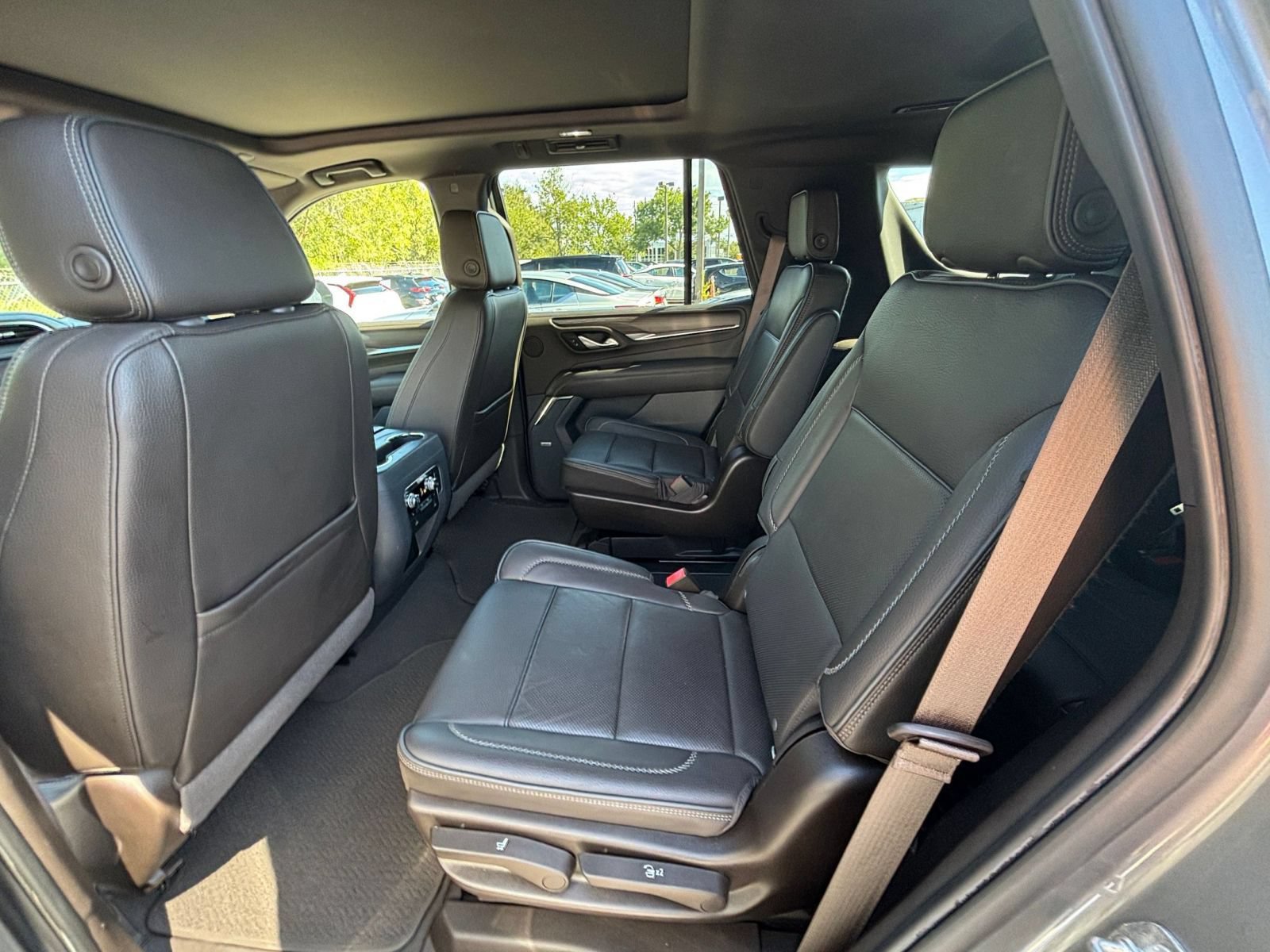 Used 2022 GMC Yukon Denali w/ Denali Premium Package RWD image 28