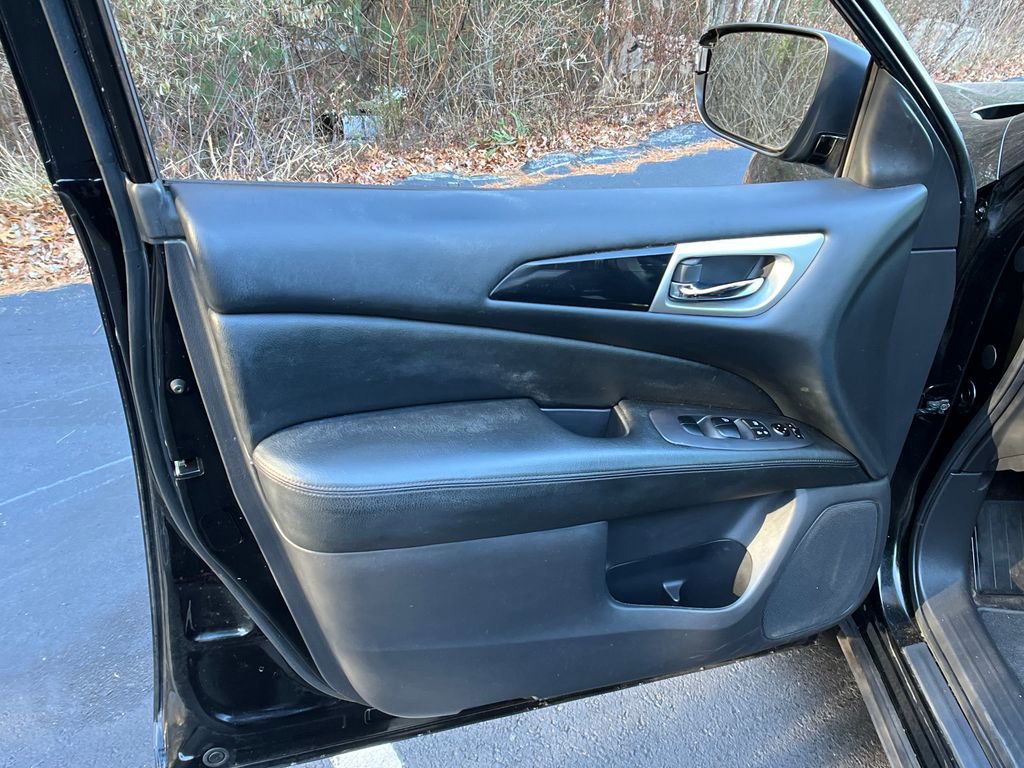 Used 2017 Nissan Pathfinder S image 11