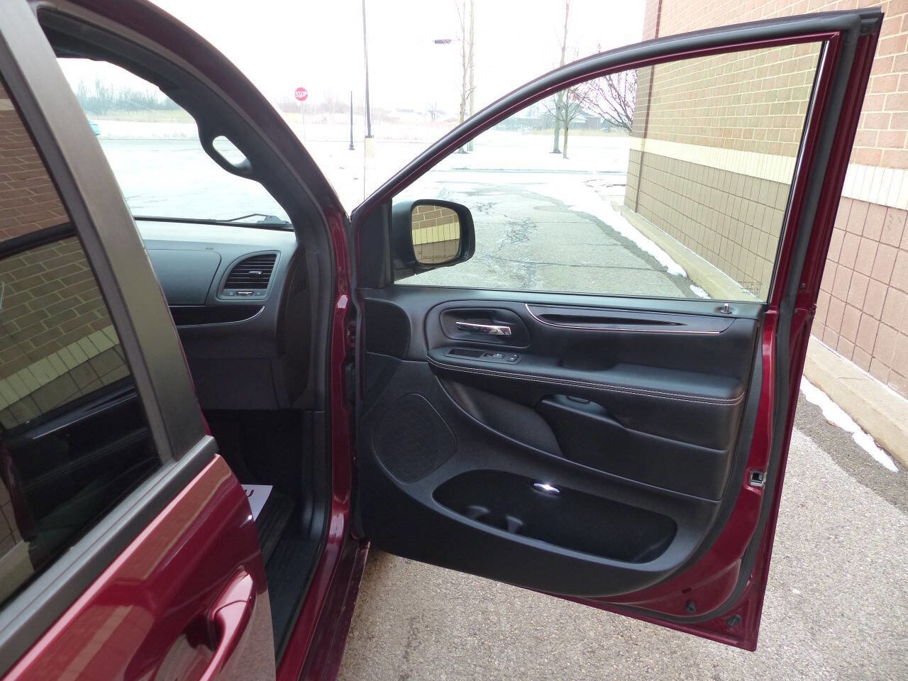 Used 2017 Dodge Grand Caravan SXT w/ Driver Convenience Group image 34