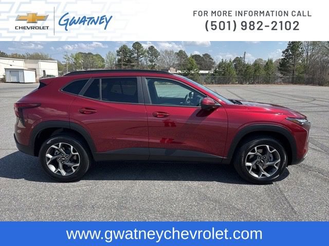 Used 2025 Chevrolet Trax LT w/ LT Convenience Package image 4