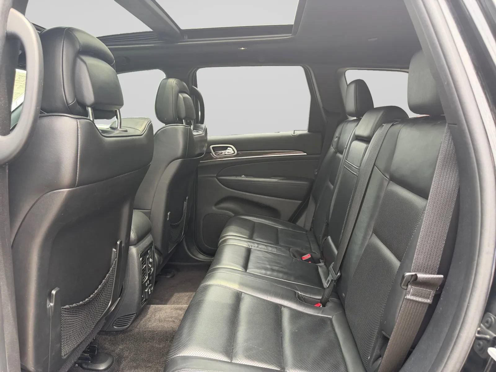 Used 2018 Jeep Grand Cherokee Overland w/ Interior Metal Package RWD image 27