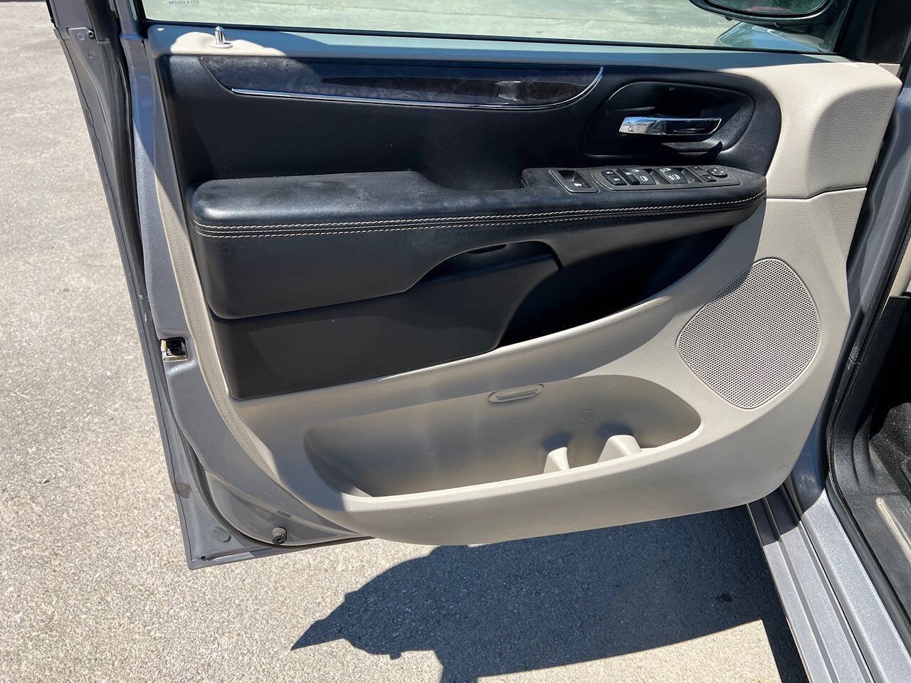 Used 2014 Chrysler Town & Country Touring FWD image 2