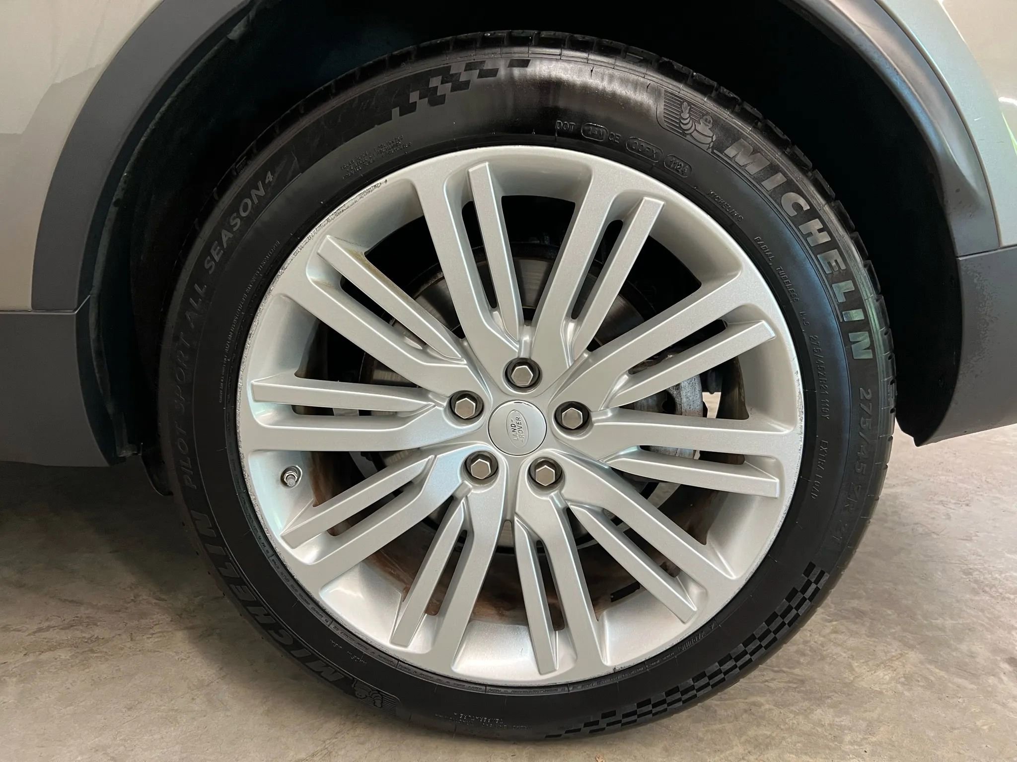Used 2017 Land Rover Discovery First Edition image 48
