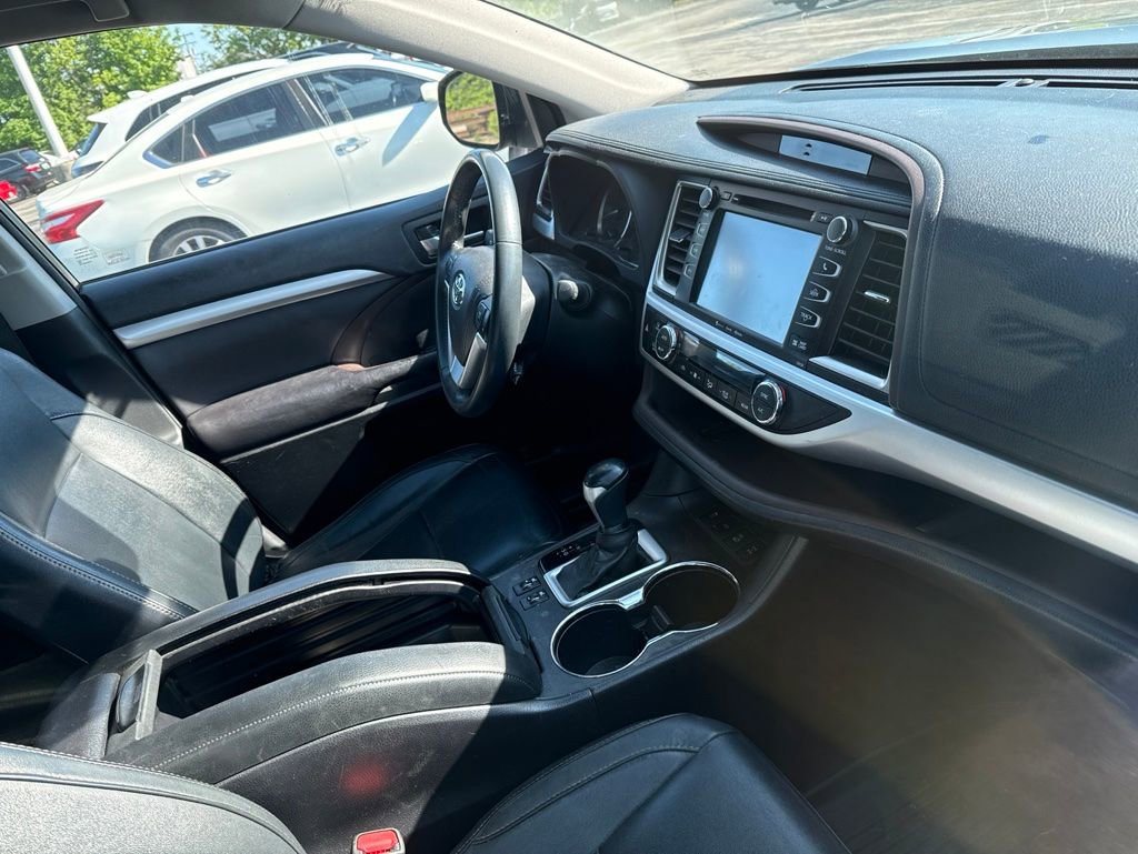 Used 2016 Toyota Highlander XLE AWD/4WD image 12