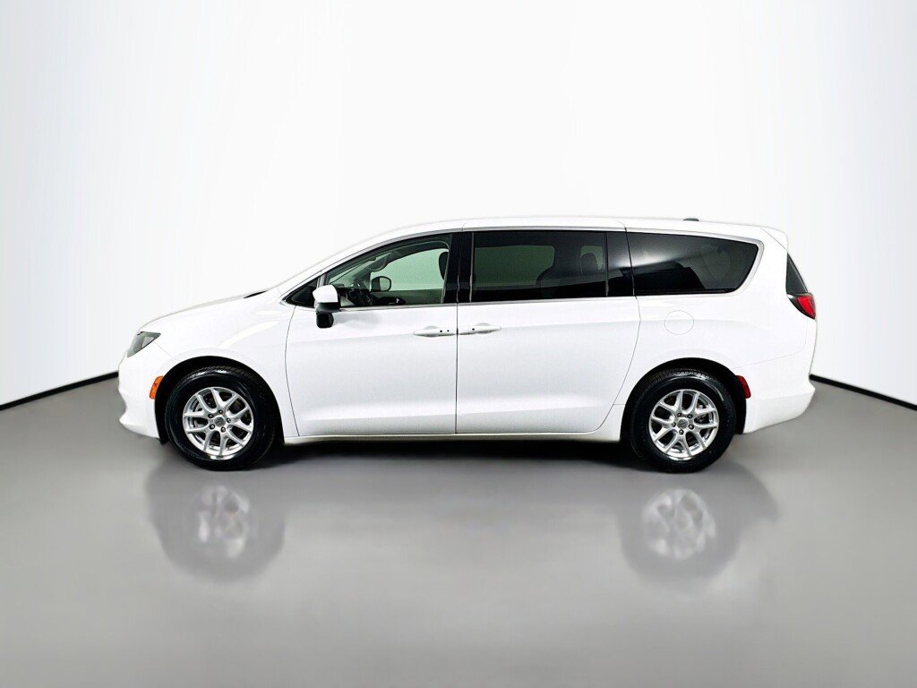 Used 2022 Chrysler Voyager LX image 2