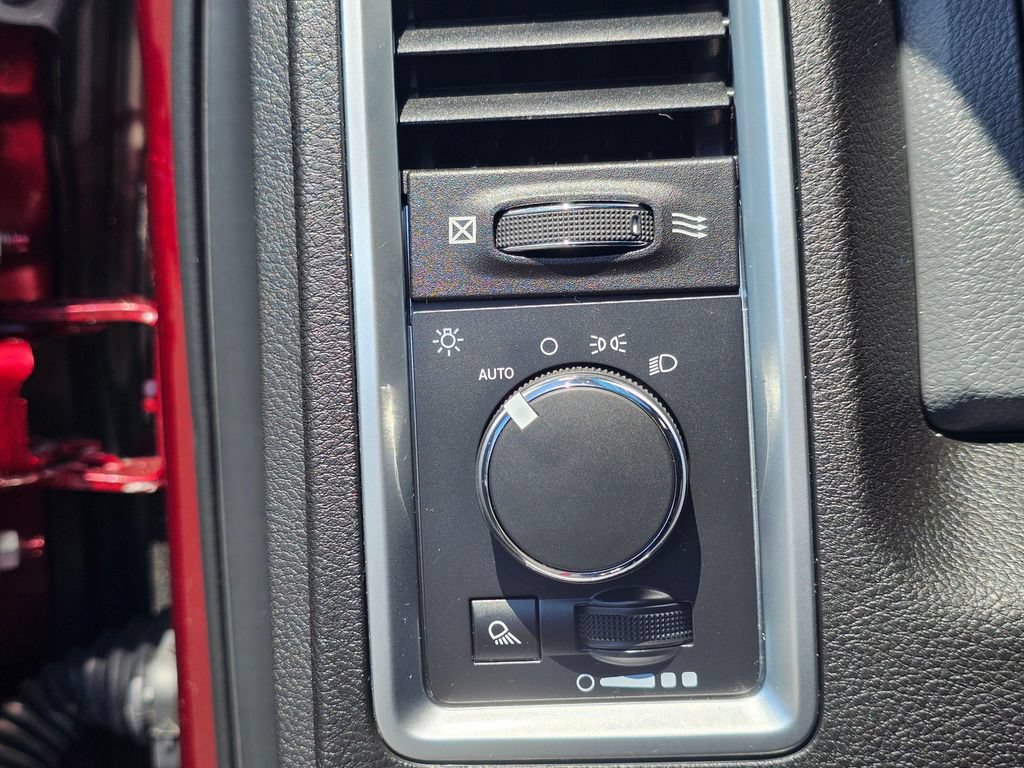 Used 2019 RAM 1500 Classic SLT AWD/4WD image 33