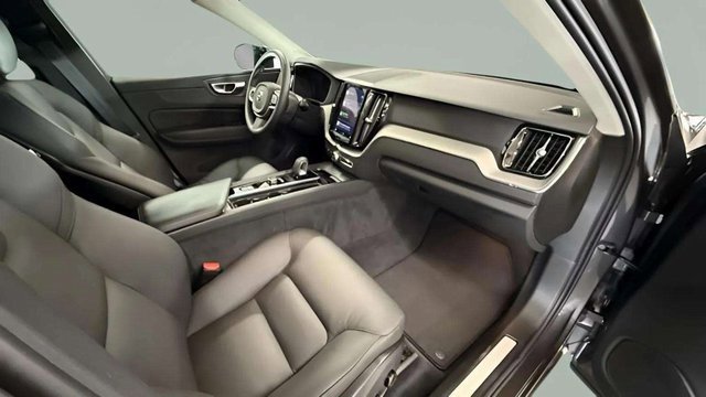 Used 2025 Volvo XC60 B5 Plus image 25