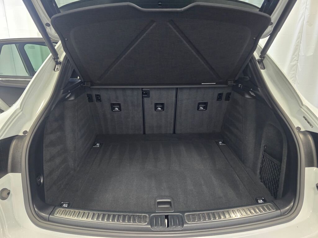 Certified 2024 Porsche Macan image 12