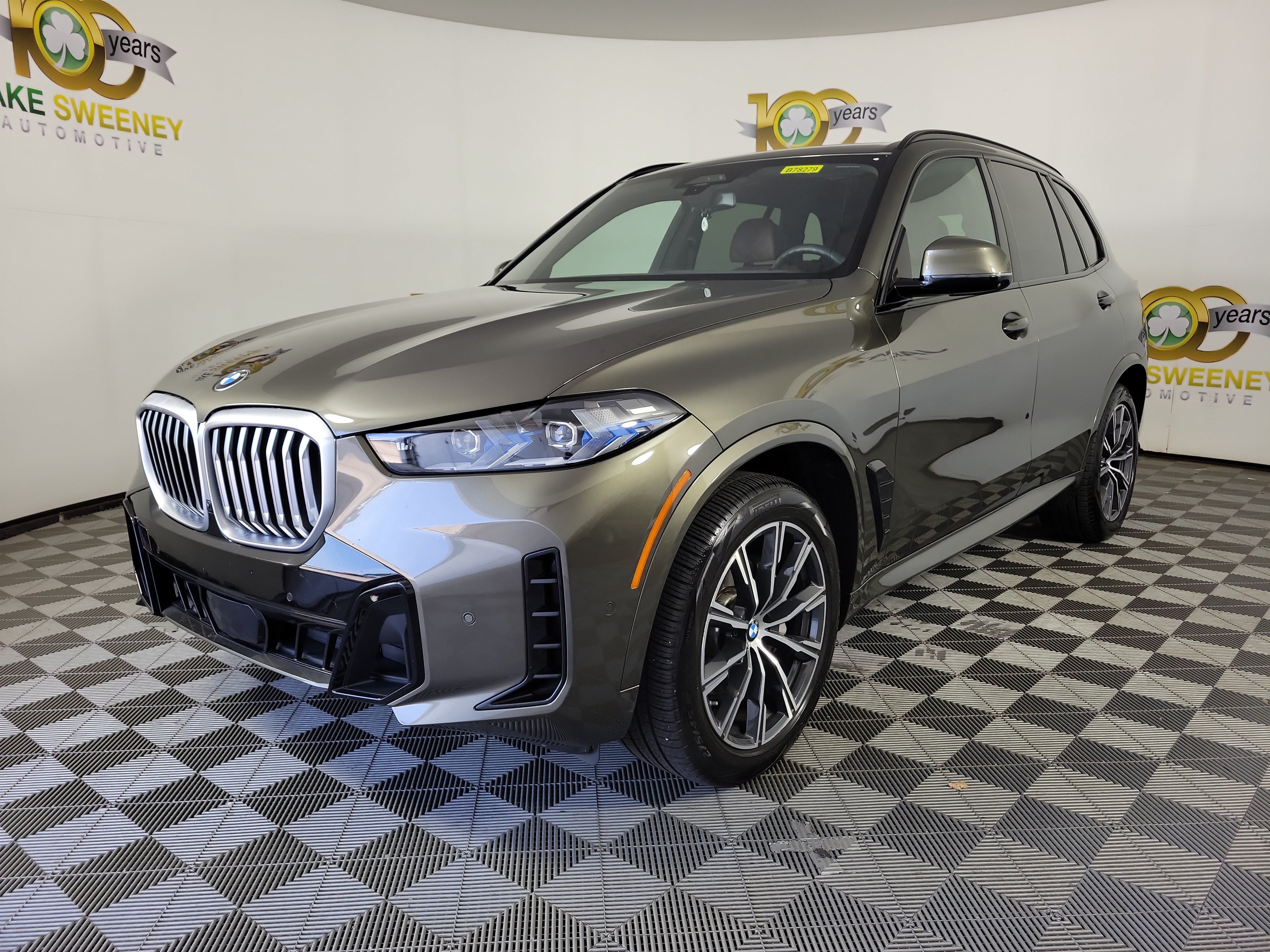 Used 2024 BMW X5 xDrive40i w/ M Sport Package AWD/4WD image 3