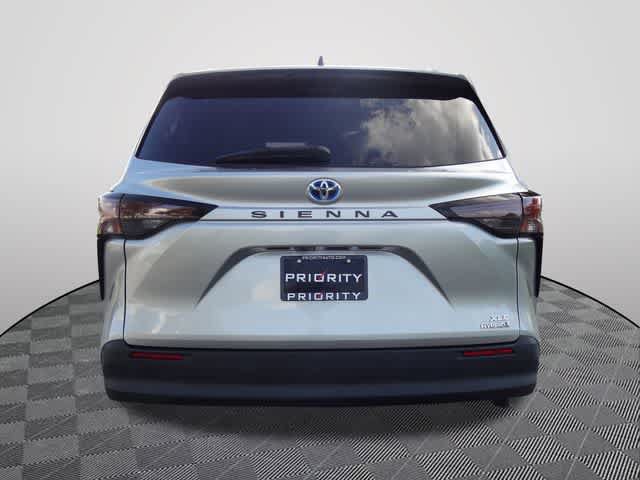 Used 2024 Toyota Sienna XLE FWD image 3