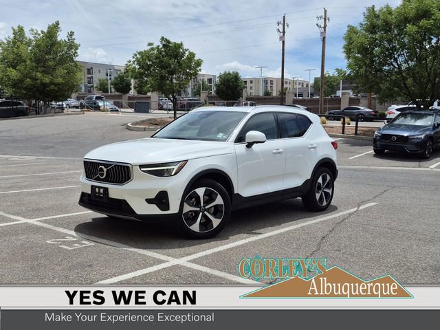 Certified 2025 Volvo XC40 B5 Plus AWD/4WD image 1
