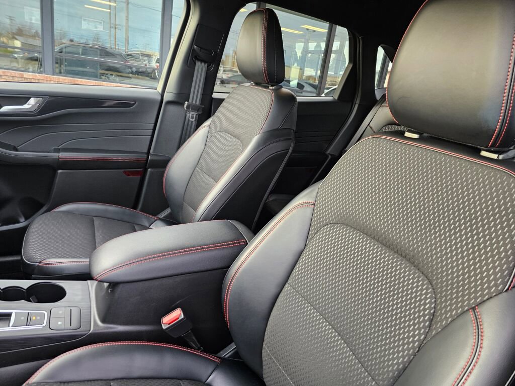 Certified 2025 Ford Escape ST-Line image 18