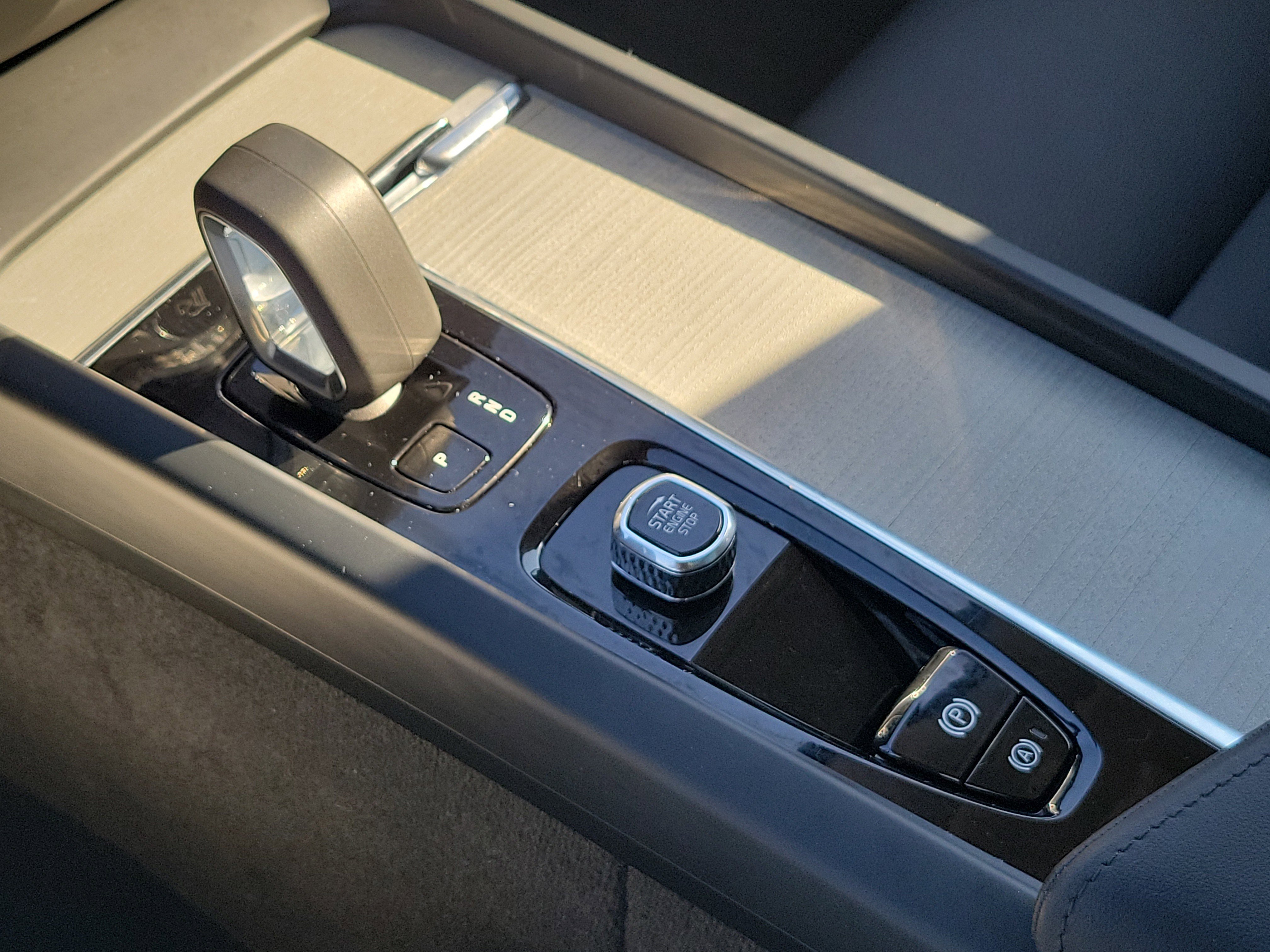 Used 2025 Volvo XC60 B5 Plus image 26