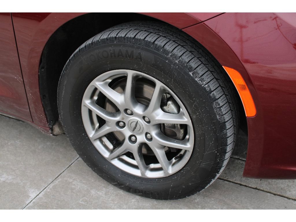 Used 2021 Chrysler Pacifica Touring w/ Cold Weather Group image 39