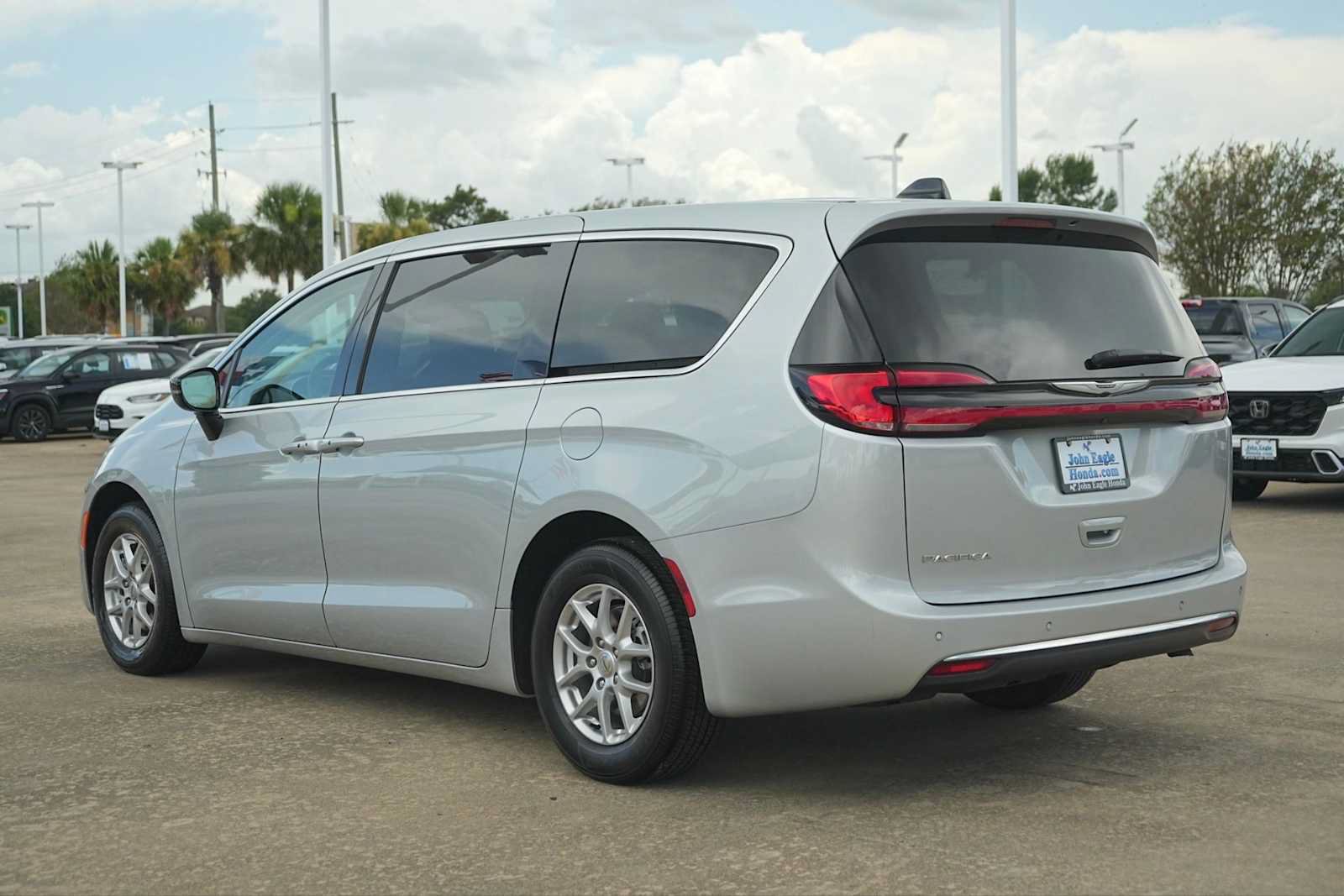 Used 2024 Chrysler Pacifica Touring-L FWD image 4