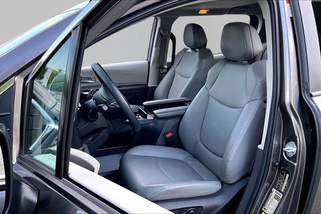 Used 2024 Toyota Sienna XLE w/ XLE Plus Package FWD image 17
