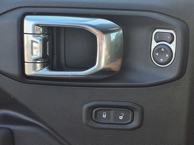 Used 2025 Jeep Wrangler Sport S image 16