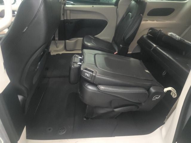 Used 2024 Chrysler Pacifica Touring-L FWD image 12