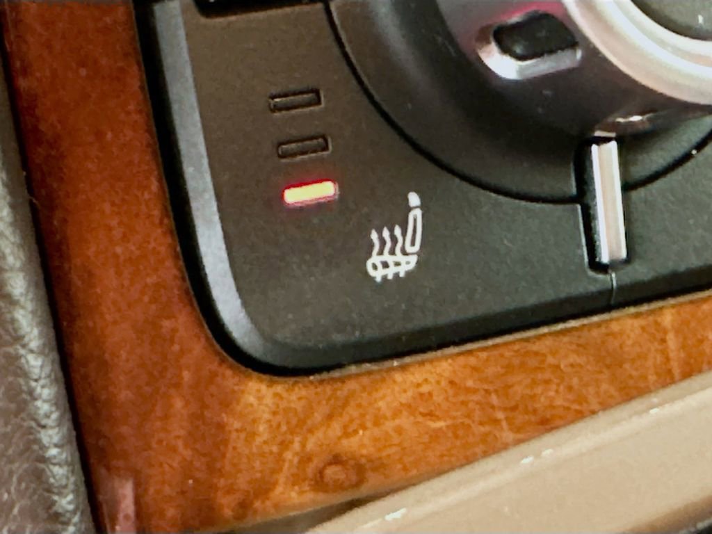 Used 2013 Volkswagen Touareg TDI image 21