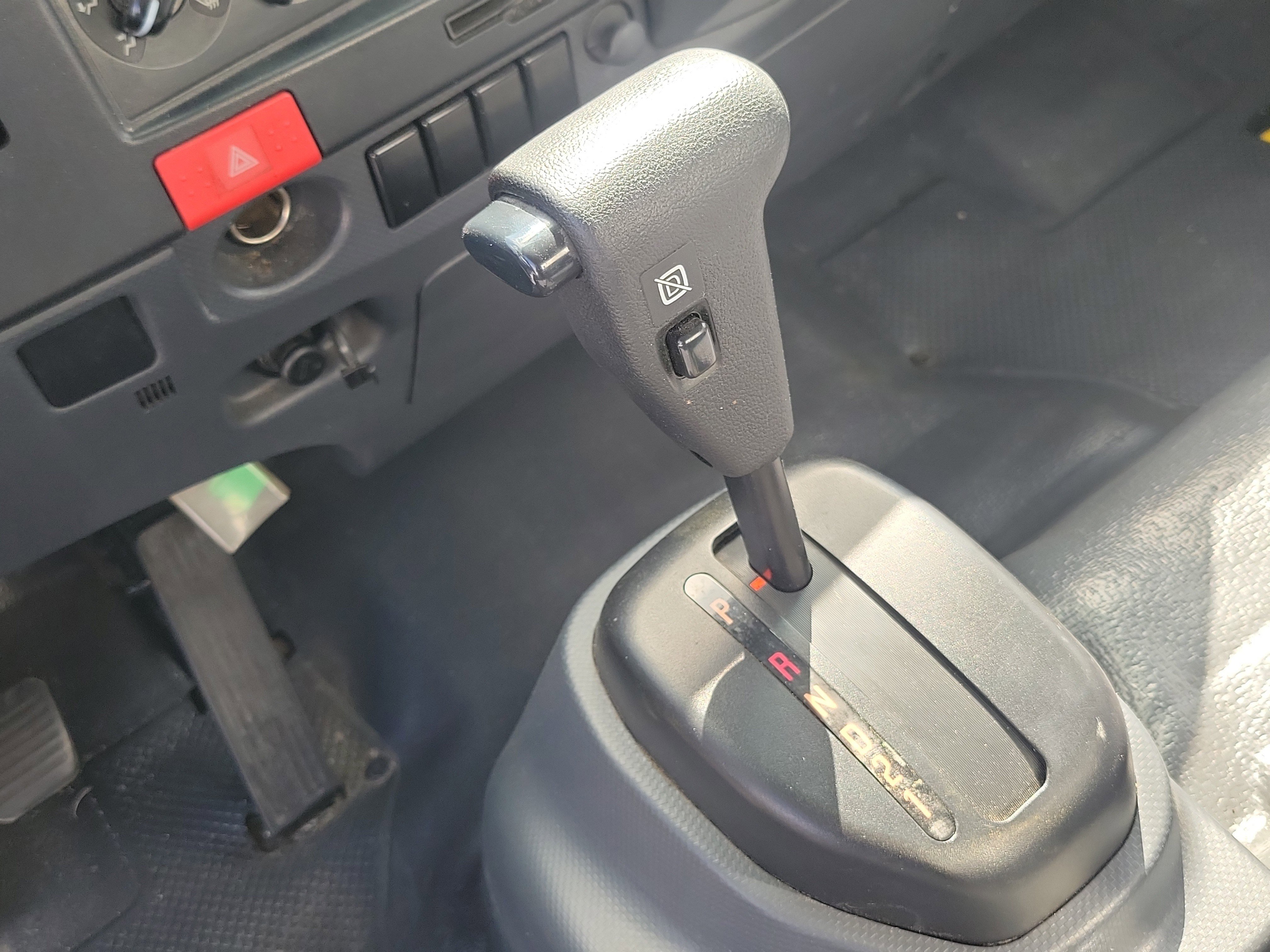 Used 2023 Isuzu NPR image 18