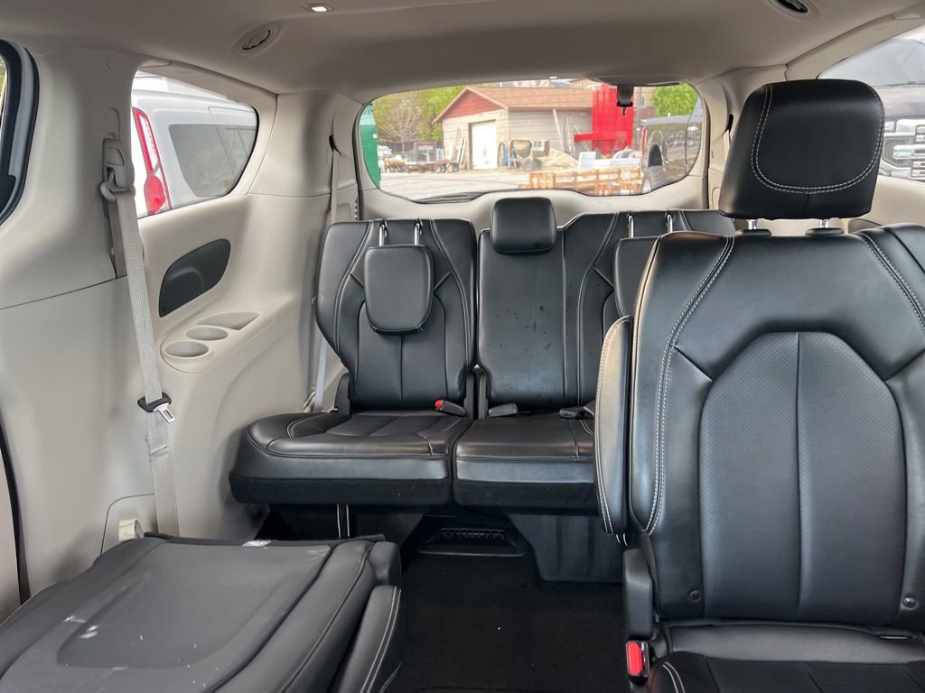 Used 2024 Chrysler Pacifica Touring-L image 25