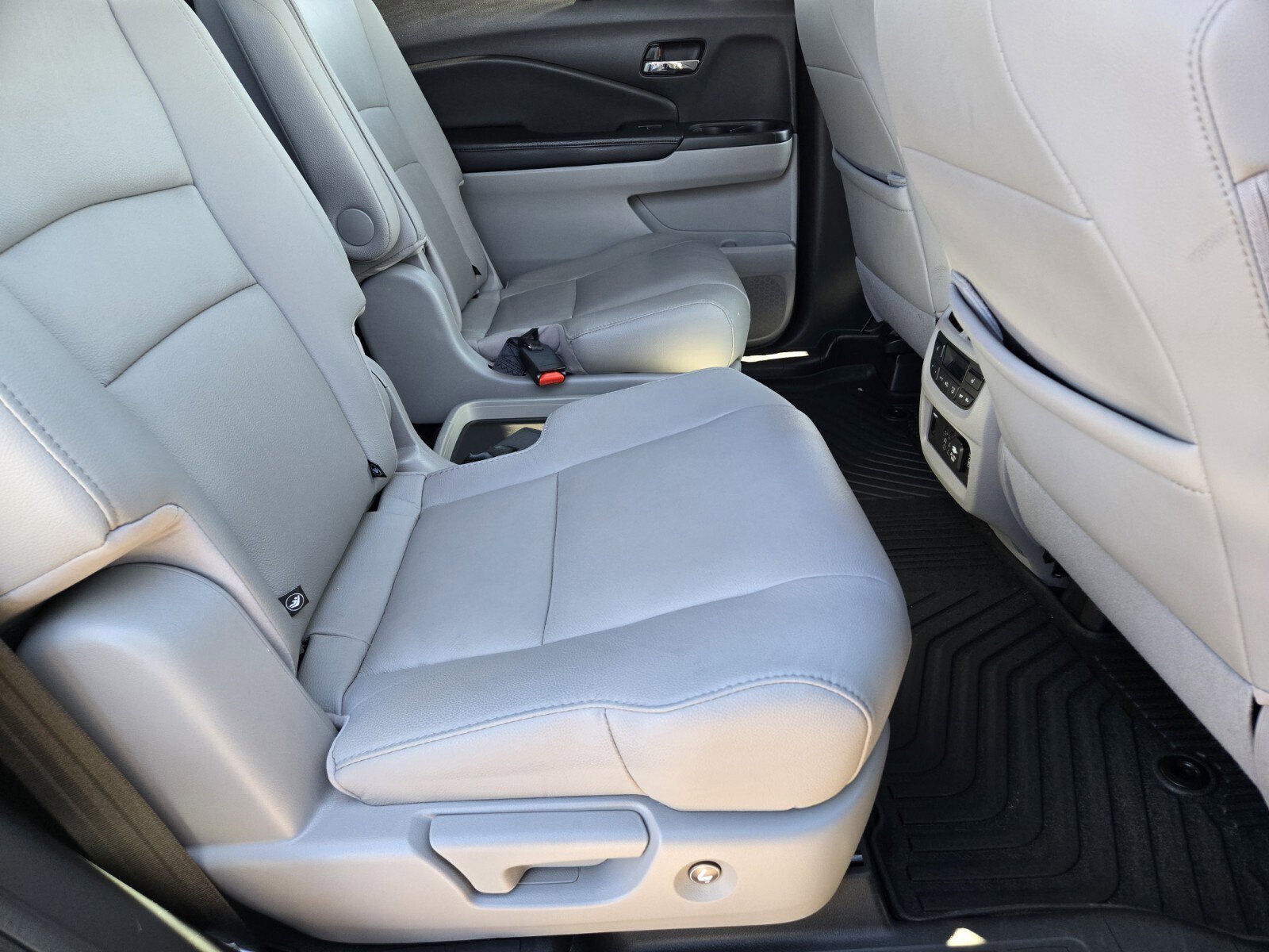 Used 2020 Honda Pilot Touring image 16