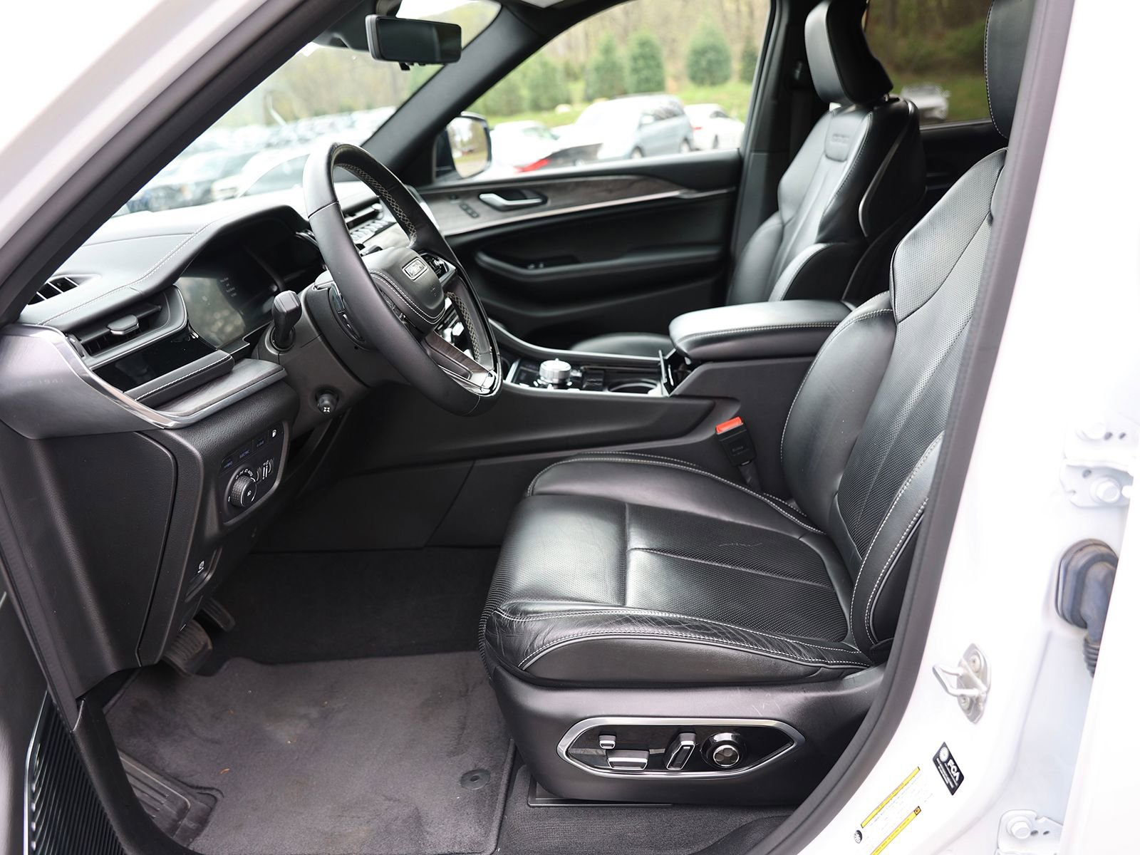 Used 2022 Jeep Grand Cherokee Overland w/ Advanced Protech Group III AWD/4WD image 21
