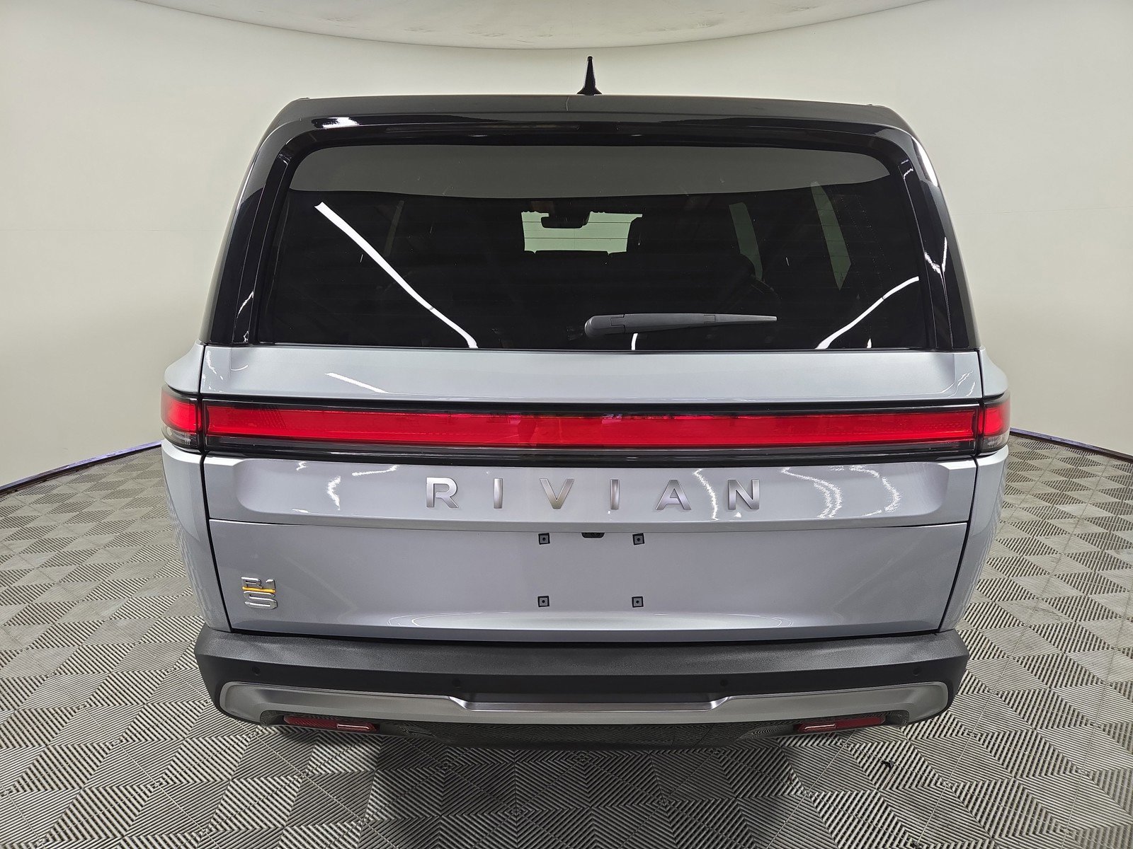 Used 2024 Rivian R1S Adventure AWD/4WD image 4
