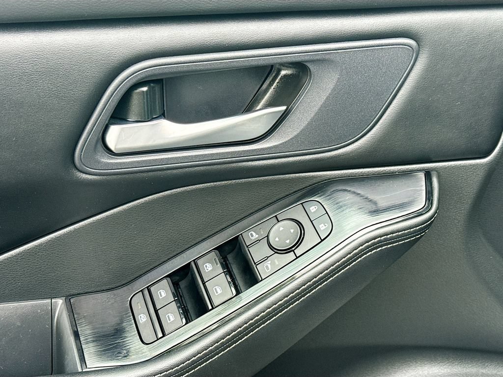 Certified 2025 Nissan Rogue SV FWD image 22