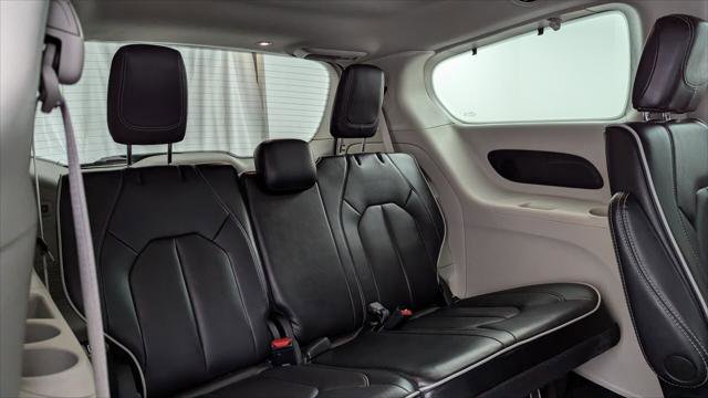 Used 2023 Chrysler Pacifica Limited image 19