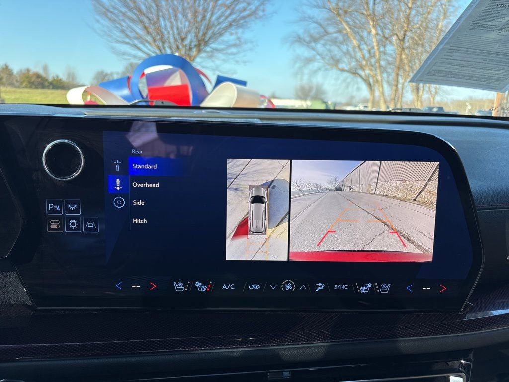 Used 2024 Chevrolet Traverse RS image 40