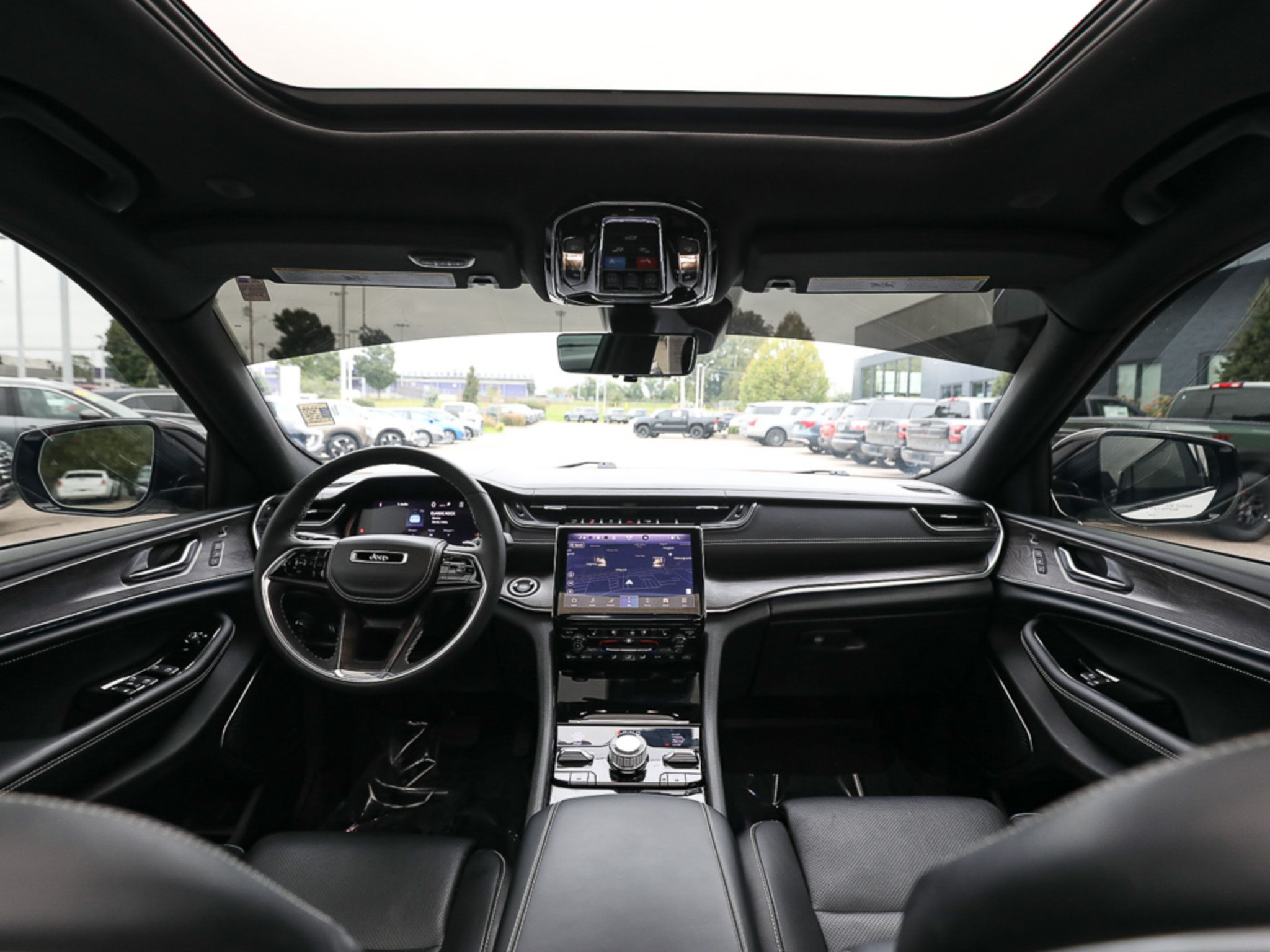 Used 2023 Jeep Grand Cherokee Overland w/ Luxury Tech Group IV AWD/4WD image 25