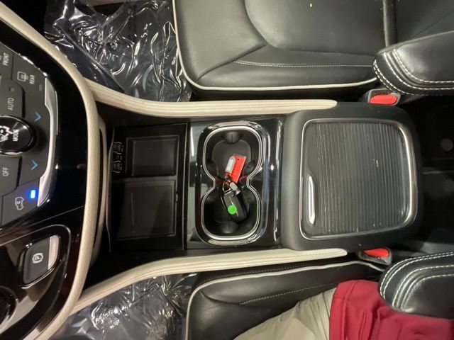 Used 2023 Chrysler Pacifica Limited FWD image 21