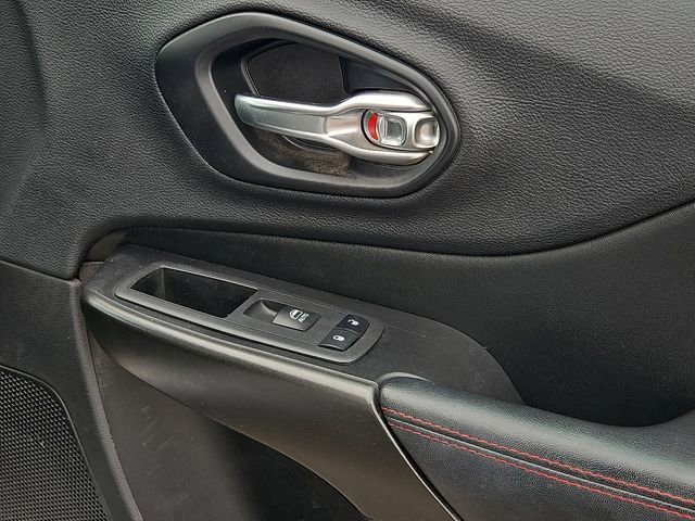 Used 2019 Jeep Cherokee Trailhawk AWD/4WD image 13