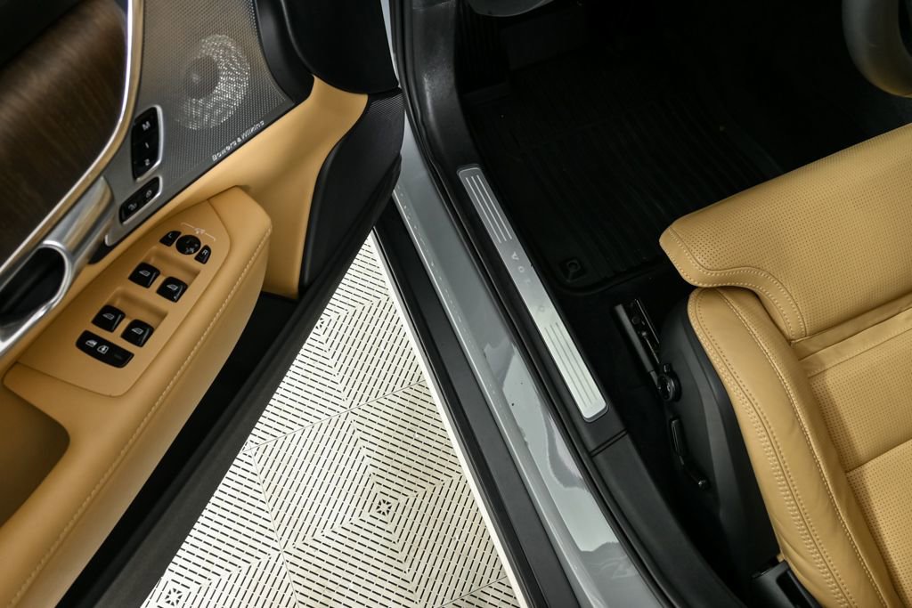Certified 2024 Volvo V90 B6 Cross Country Ultimate w/ Protection Package Premier image 10