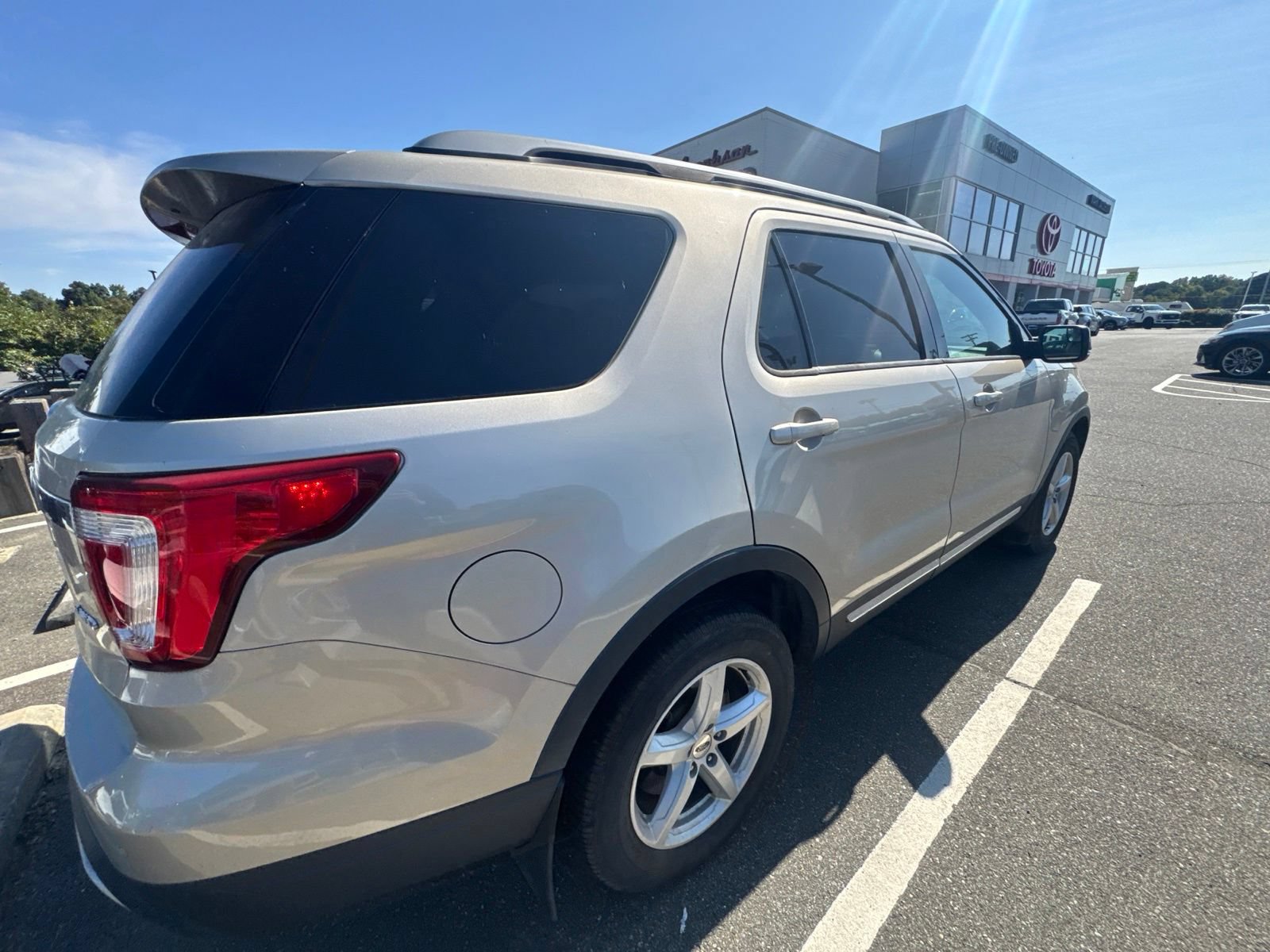 Used 2017 Ford Explorer XLT AWD/4WD image 11