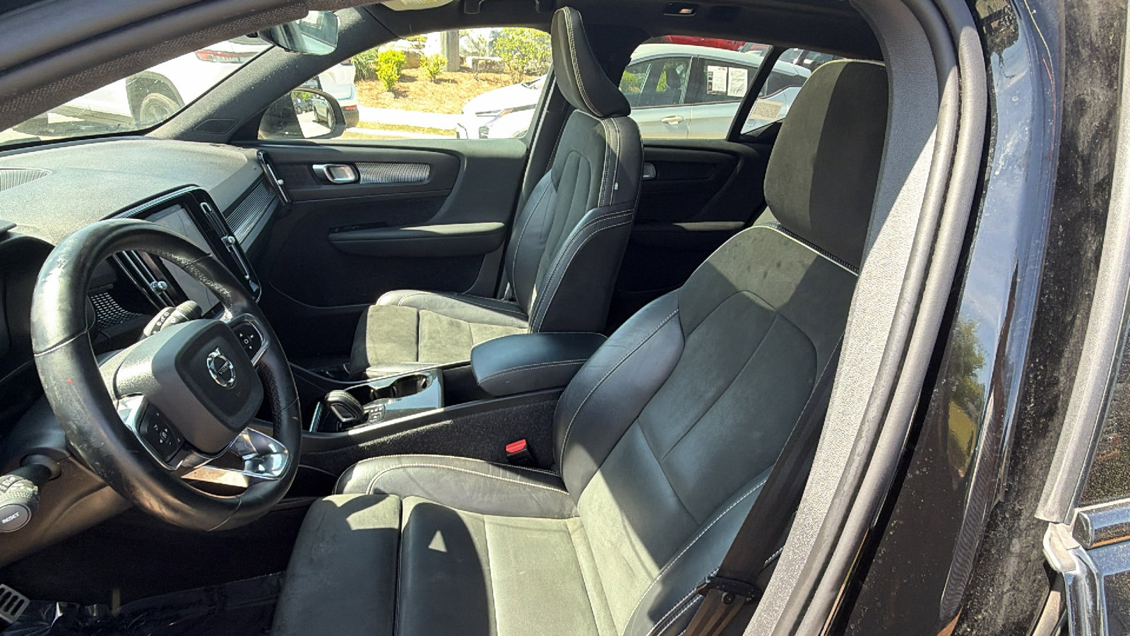 Used 2022 Volvo XC40 P8 Recharge Plus AWD/4WD image 17