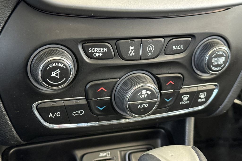 Used 2016 Jeep Cherokee Overland image 24