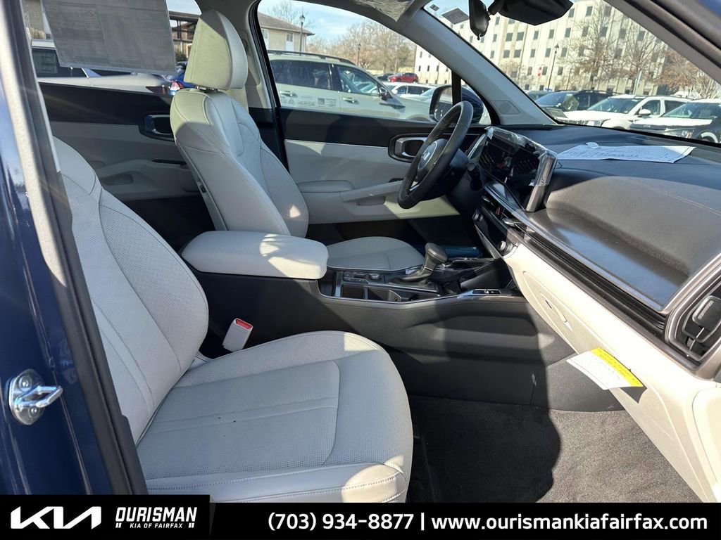 Certified 2025 Kia Sorento S w/ Panoramic Sunroof Package image 15