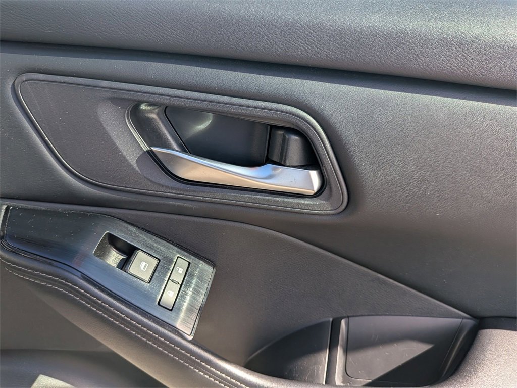 Used 2024 Nissan Rogue SV image 32