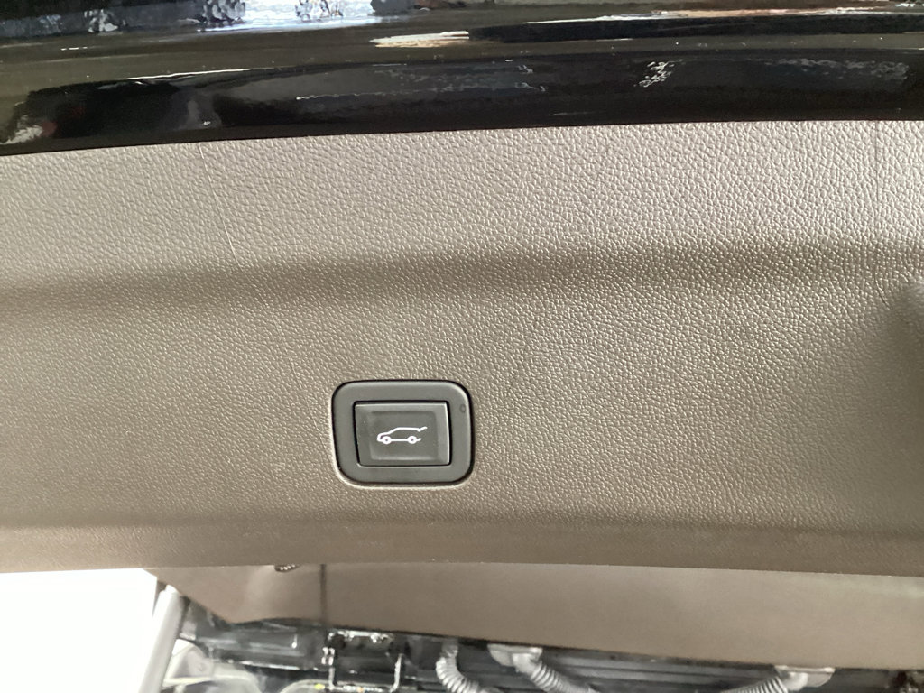 Used 2023 Cadillac Escalade Premium Luxury w/ Performance Package image 17