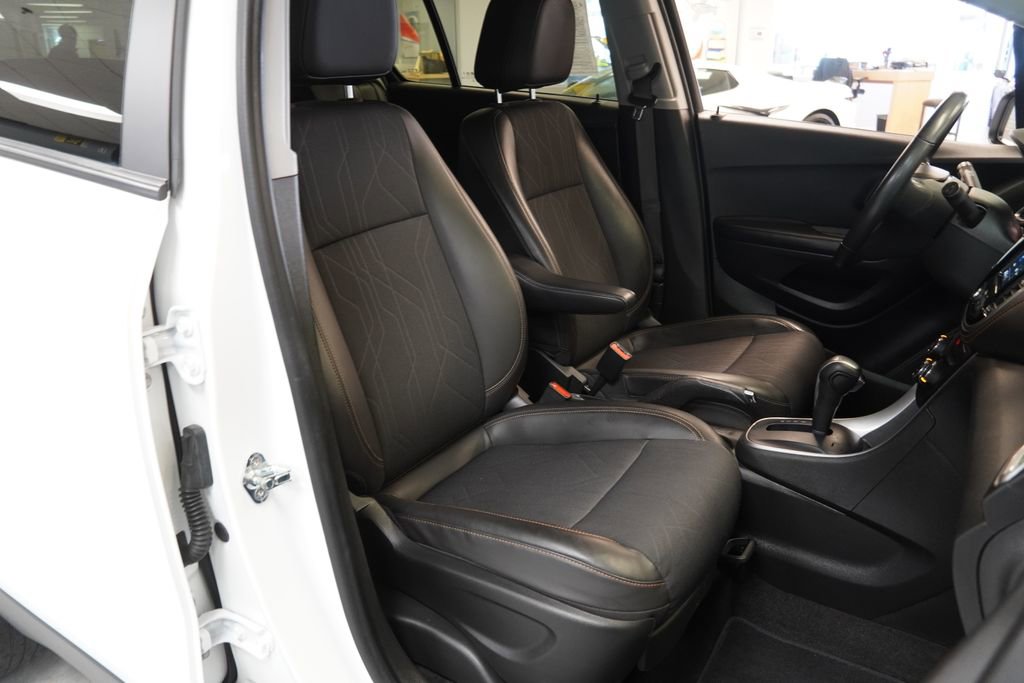 Used 2022 Chevrolet Trax LT w/ LT Convenience Package image 23